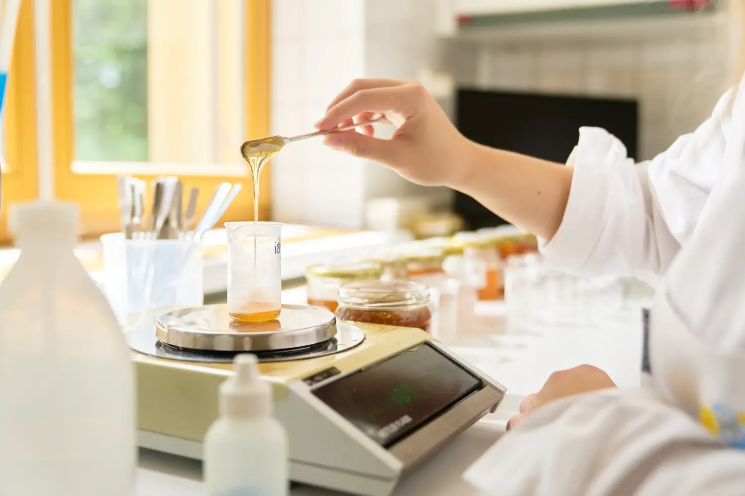 Honig wird im Labor getestet